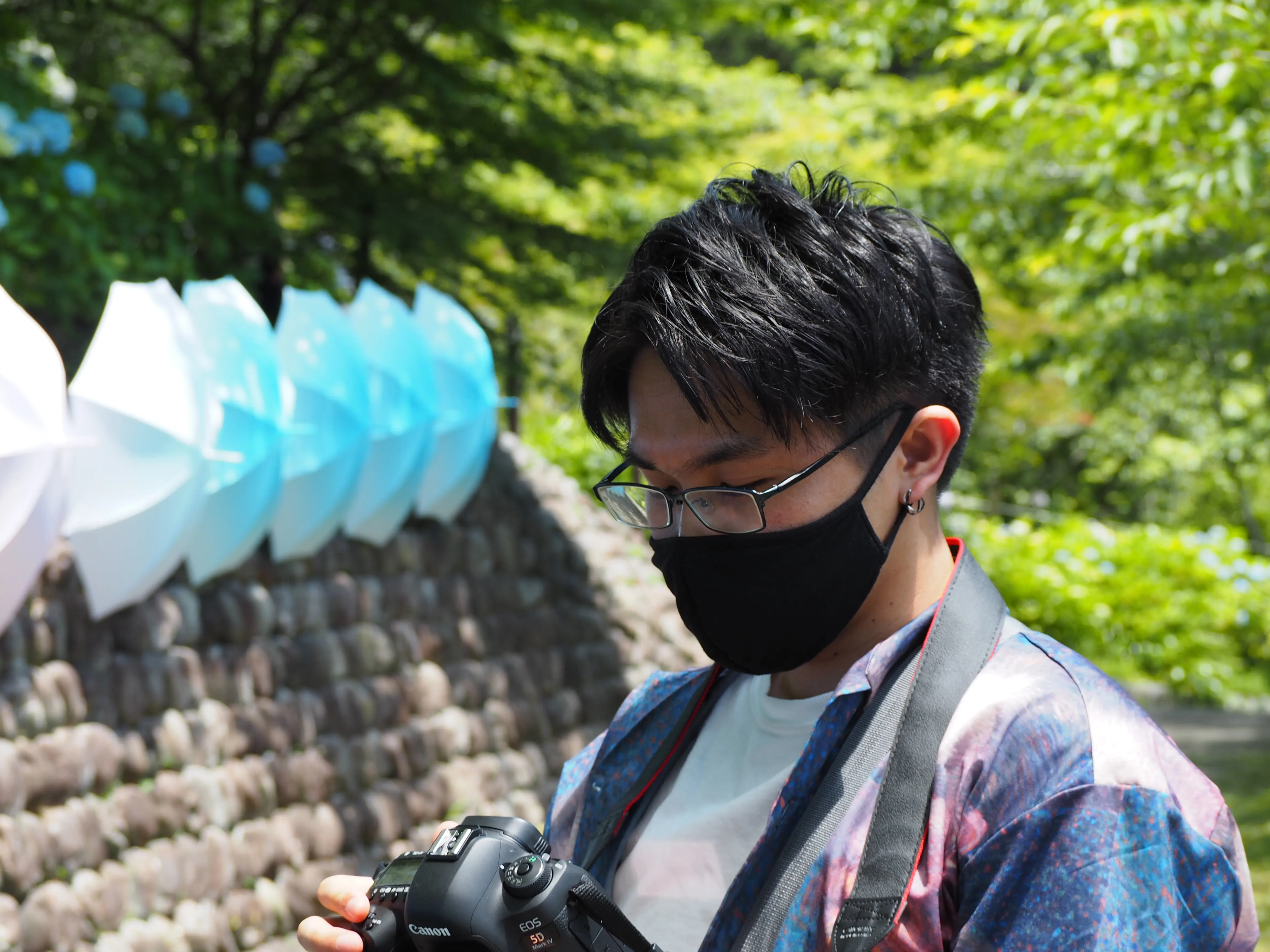 カメラで撮った写真を確認している私